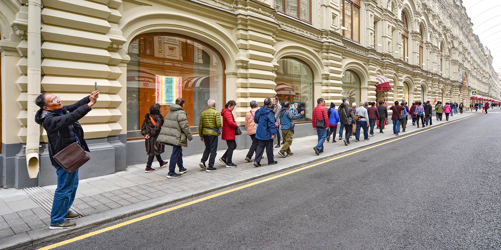 Ведь москва. Экскурсия для иностранцев. Туристы в Москве. Иностранцы в Москве. Экскурсии для иностранных туристов.