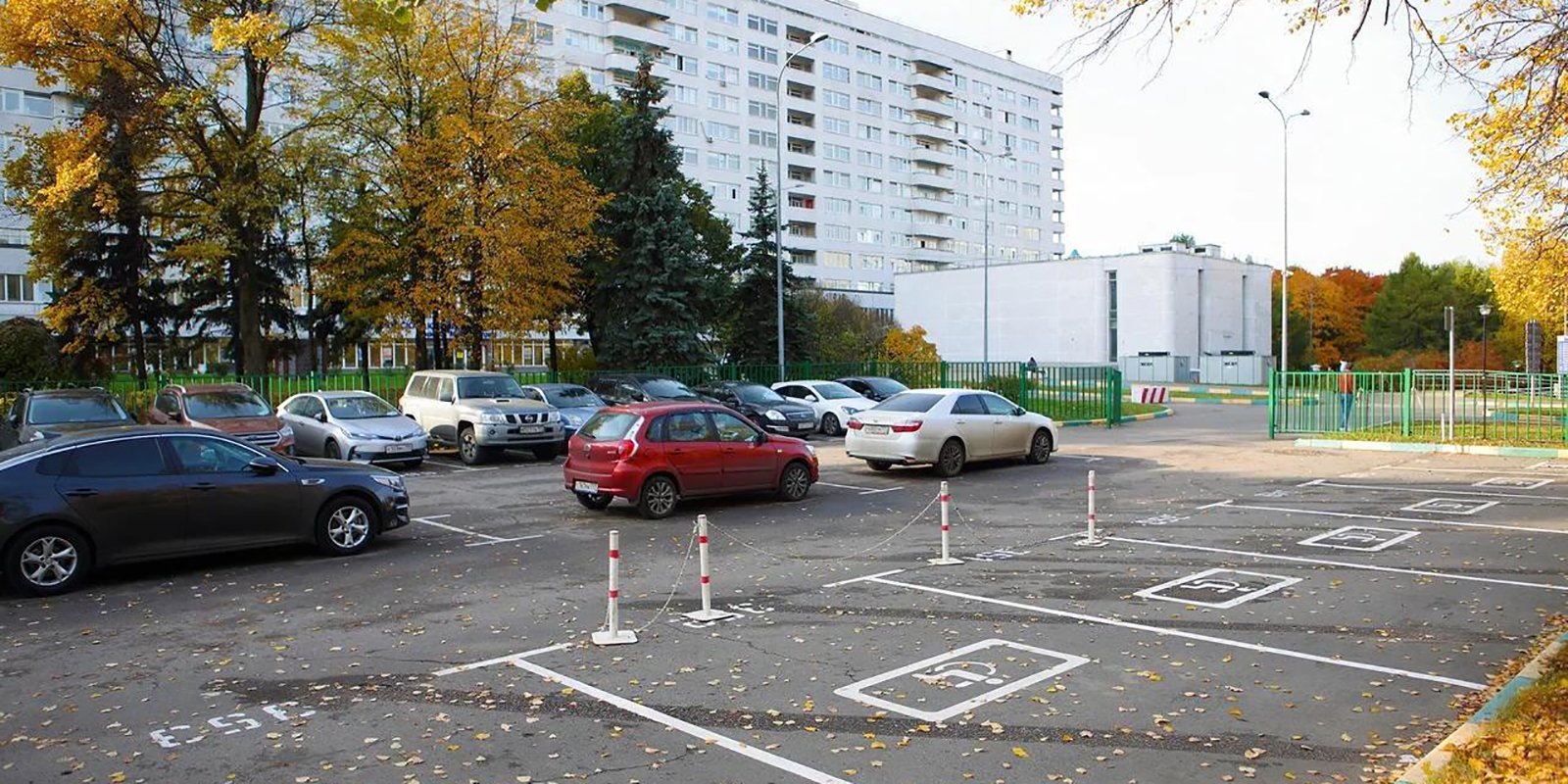 Около больнице. Парковка у 57 больницы Москва. Парковка у больницы Сперанского. Парковки возле Филатовской больницы. Парковка у больницы 29 Москва.