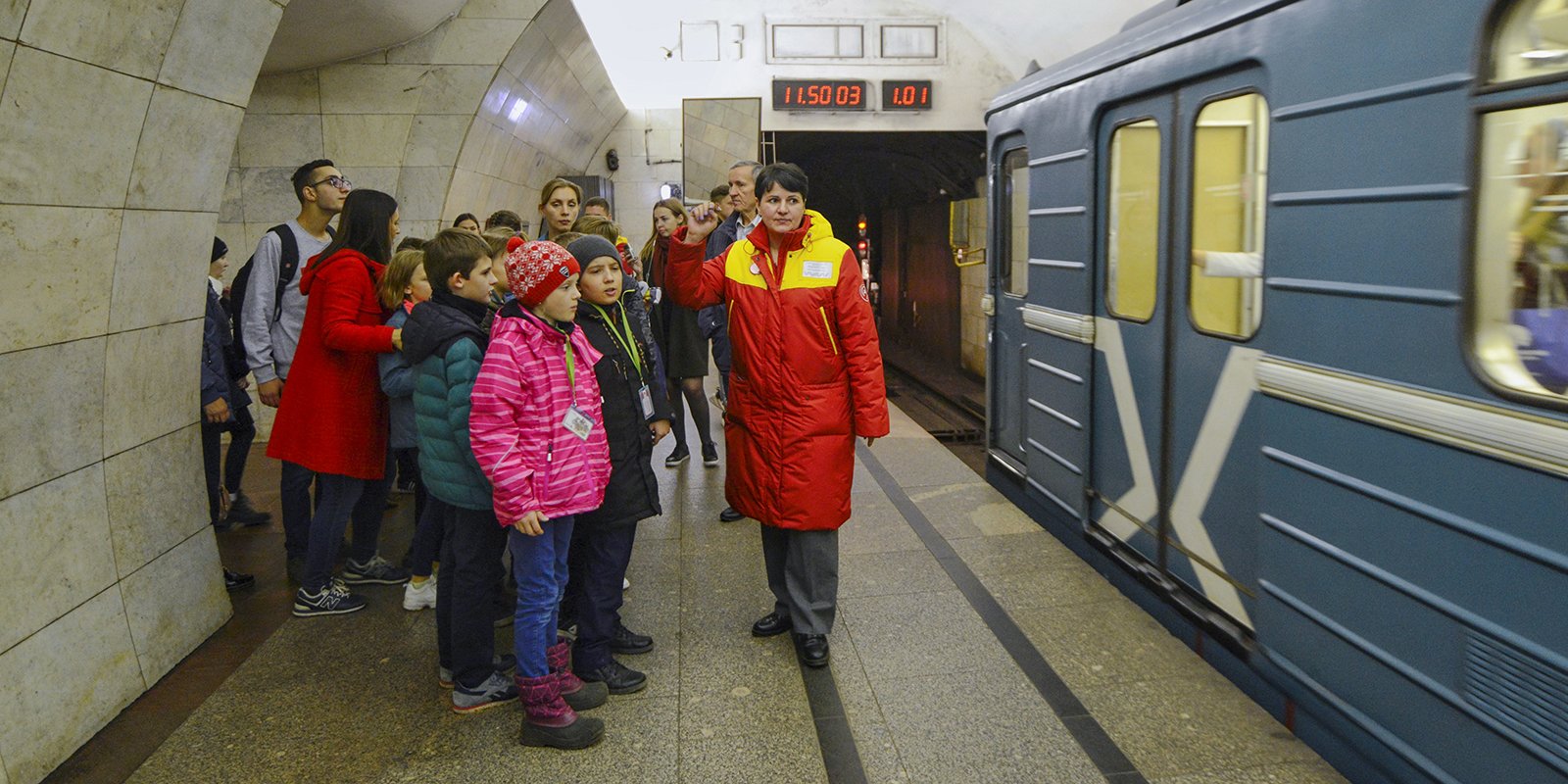 Детское метро. Цомп метро. Центр обеспечения мобильности пассажиров Московского метрополитена. Маломобильные пассажиры в метро. Сотрудники цомп в метро.