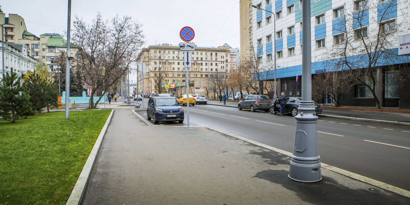 Улица новостей. Пешеходный газон. Город переход. Смежная улица.