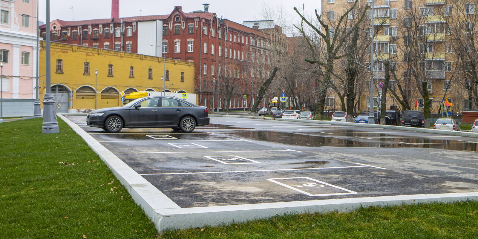 Улица новостей. Площадь Академика Доллежаля. Пешеходный газон. Московский газон тротуар. Работы по благоустройству.