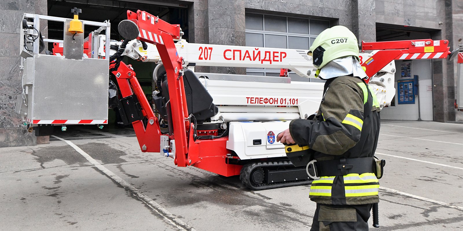 Как спасатели тушат пожары и помогают людям на высоте - МОСКВА Новости