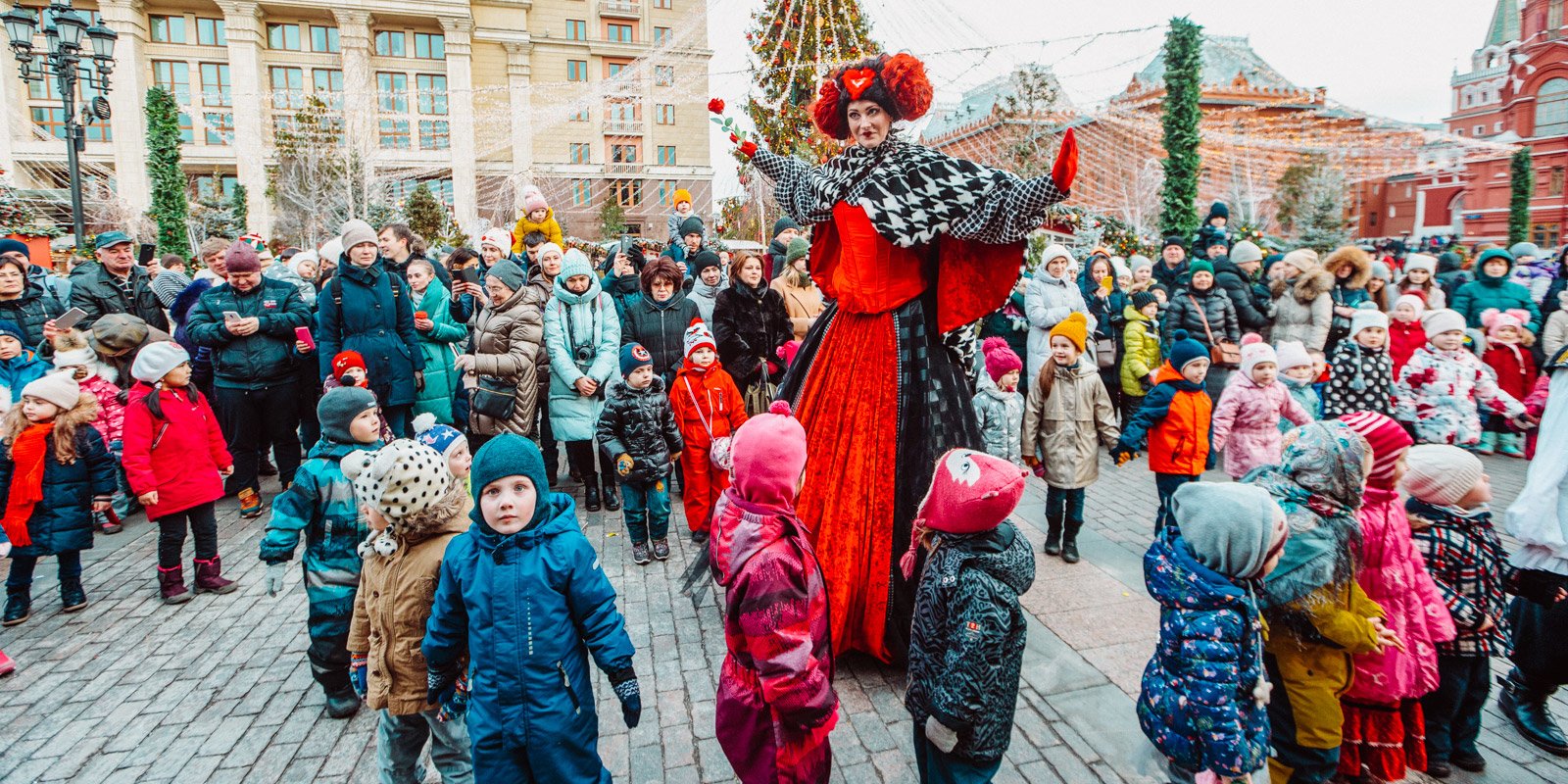 Новогодние гуляния. Фестиваль путешествие в Рождество в Москве. Фестиваль «путешествие в Рождество» на Манежной площади.. Фестиваль путешествие в Рождество 2022 в Москве. Новогодние уличные гуляния.