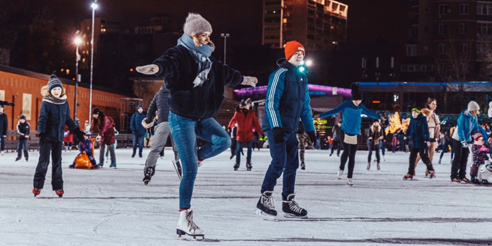 Ночь катков в москве. Ночной каток. Каток вечером. Ночной каток Москва. Каток ночью.