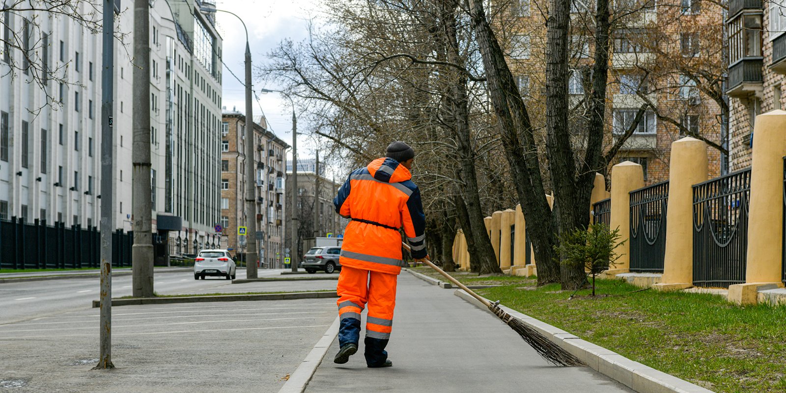 Чистый город. Дворник ЖКХ. Чистый город фото. ЖКХ фото. Уборка на улице фон.