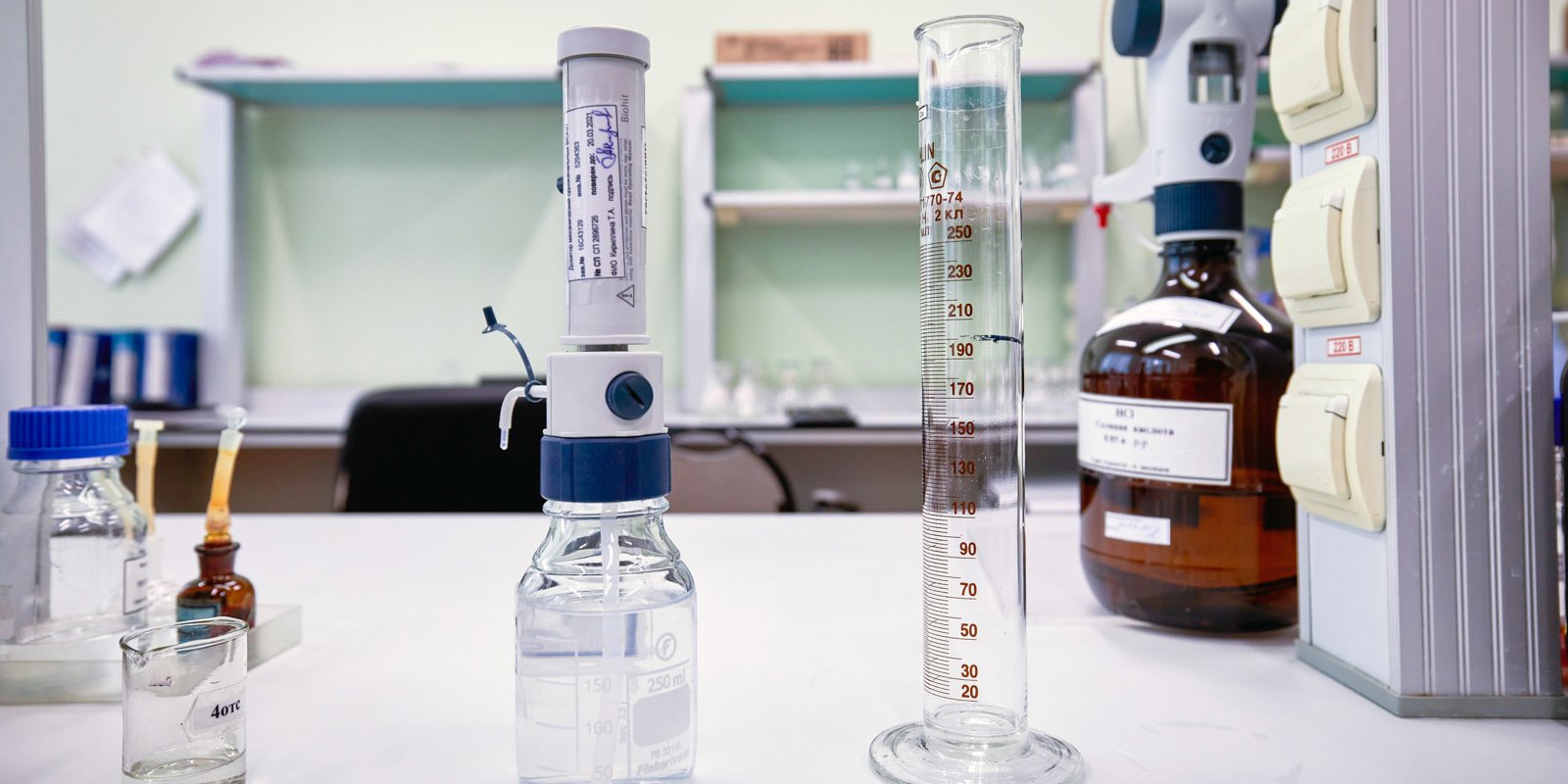 Лабораторный анализ проб воды. Химическое исследование воды. Пробы воды. Пробы воды в лаборатории. Взятие проб воды.