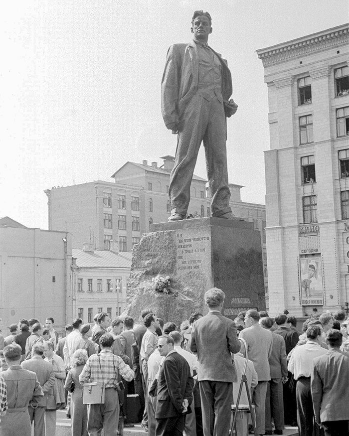 Памятник маяковскому в москве фото