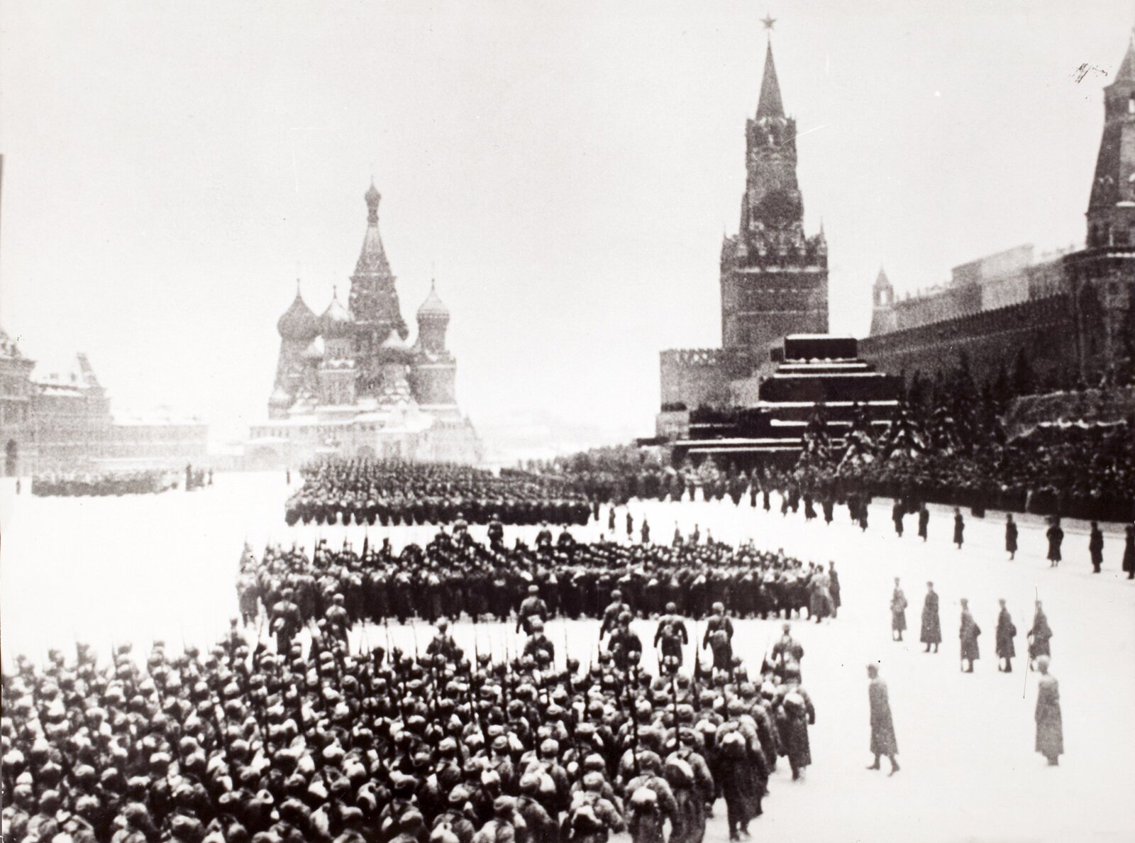 Юон парад 1941. Парад 7 ноября 1941 года в Москве на красной площади. 7 Ноября 1941. Парад Победы 7 ноября 1941. Битва за Москву 7 ноября 1941.