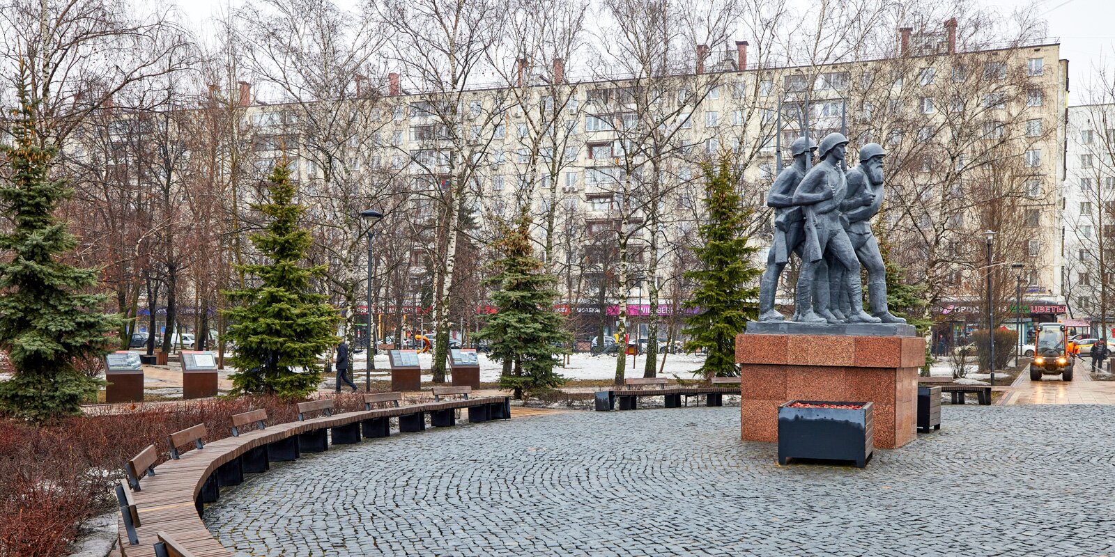 Бульвар генерала. Памятник в сквере народным ополченцам фото.